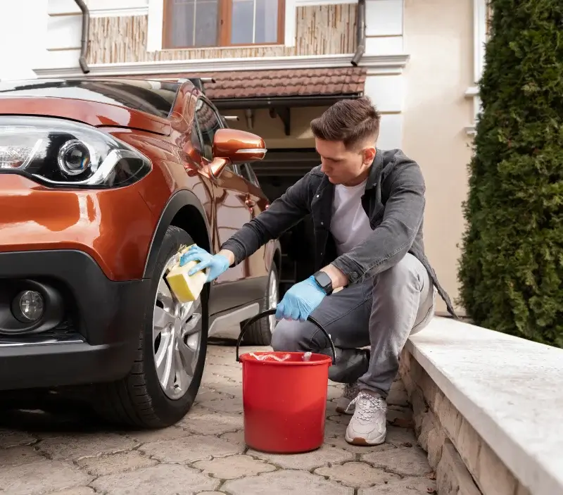 Lavage auto à domicile Ploudalmézeau : professionnel intervenant sur un véhicule